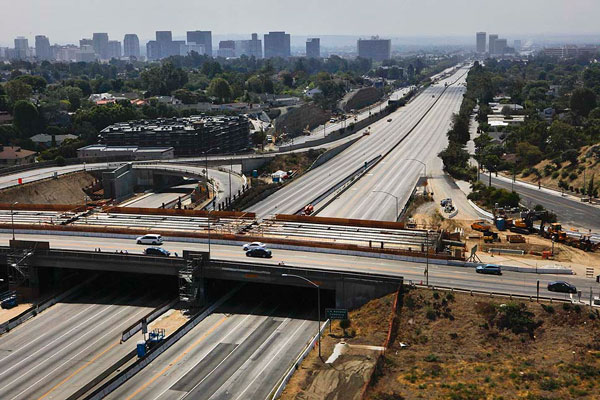 Wow! An empty San Diego Freeway? Look at that! Is that Wilshire Blvd?