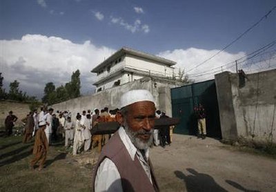 Osama bin Laden murder photos - Local folks check out home of Osama bin Laden in Pakistan