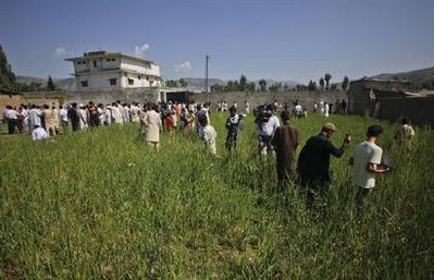 Osama bin Laden murder photos - Reporters at murder site